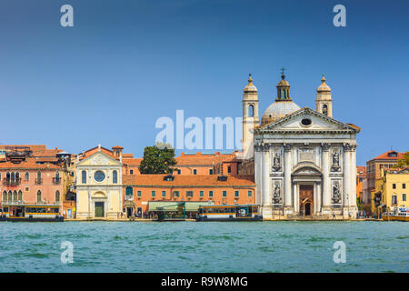 Kirche und Gebäude in der Nähe eines Kanals. Stockfoto