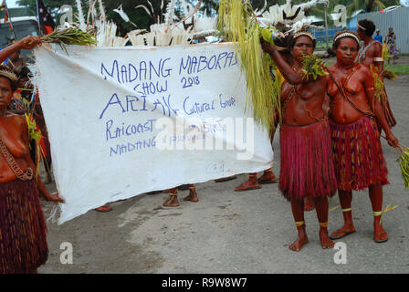 Bunt gekleidet und bemalt Frau fertig, den jährlichen Sing Sing bei Madang, Papua Neu Guinea zu verbinden. Stockfoto