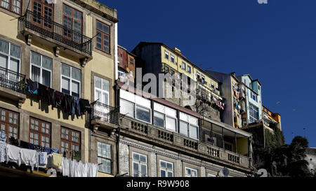 Porto alte Häuser von Waterfront, entlang dem Fluss Douro Stockfoto