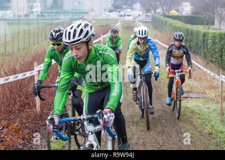 Nova Gorica, Slowenien - 23. Dezember 2018: Cyclo-cross Amateur Championship Nova Gorica 2018. Der Radfahrer auf das Rennen. Stockfoto