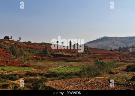 Erstaunlich bunten madagassischen Landschaft mit roter Erde, traditionellen Häusern und grünen Reisfeldern Terrassen im Sommer, in der Nähe von Fianarantsoa, Madagaskar Stockfoto