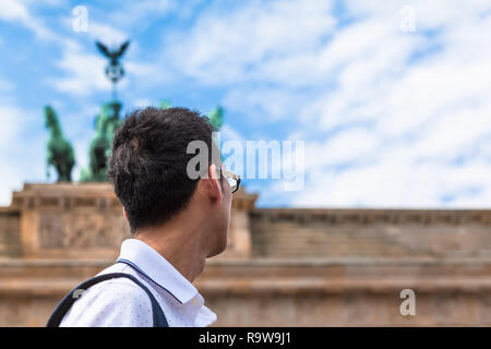 Junge asiatische Tourist oder Geschäftsmann in Berlin (Deutschland) Suche bis zu Statue des Brandenburger Tor (Kopie) Stockfoto