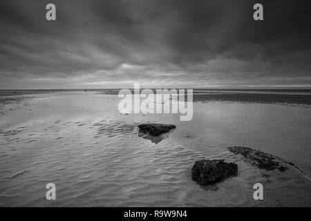 Einer monochromatischen Weitwinkelansicht Hunstanton Beach an einem Wintertag Stockfoto