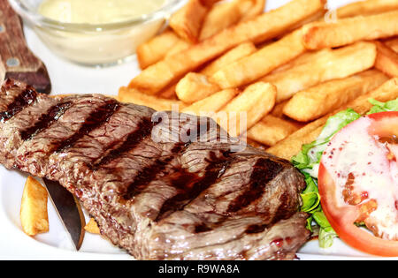 Traditionelle Gegrilltes Rindersteak mit Pommes frites Stockfoto