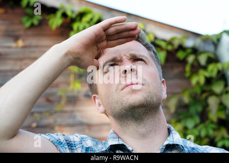 Jungen kaukasischen Mann suchen, um sich im Wald Stockfoto