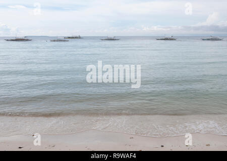 Blau exotische Ozean mit Boote bei Dumaluan Beach, Panglao Island, Bohol, Visayas, Philippinen, Süd- Asien, Asien Stockfoto