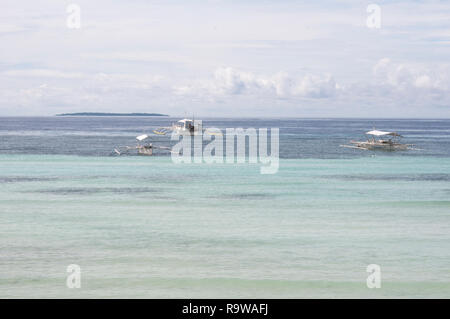 Blau exotischen Ocean mit drei Boote bei Dumaluan Beach, Panglao Island, Bohol, Visayas, Philippinen, Süd- Asien, Asien Stockfoto