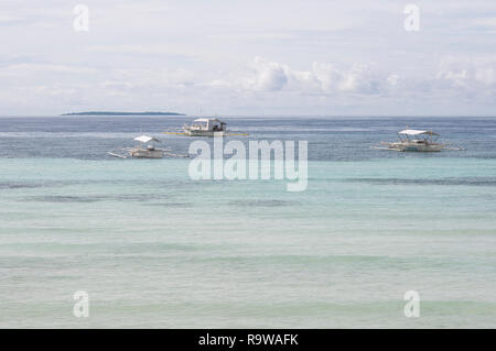 Blau exotischen Ocean mit drei Boote bei Dumaluan Beach, Panglao Island, Bohol, Visayas, Philippinen, Süd- Asien, Asien Stockfoto