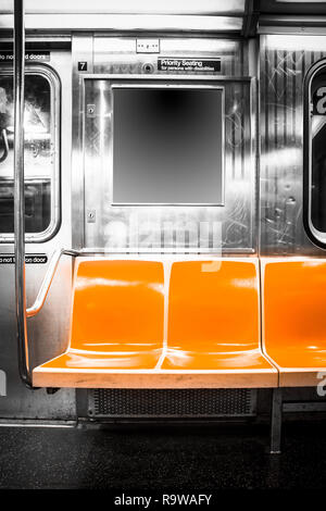 Blick in New York City U-Bahn Auto mit Vintage orange Farbe Sitze Stockfoto