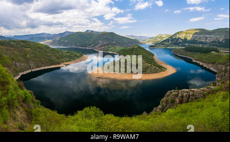 Bulgarien, Kurdjali Dam, Luftaufnahme von Mäander in Arda Fluss, Sommer Stockfoto