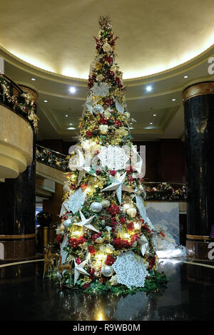 Ein vollständig dekorierter Weihnachtsbaum in der Lobby des Diamond Hotels in Manila Philippines Stockfoto