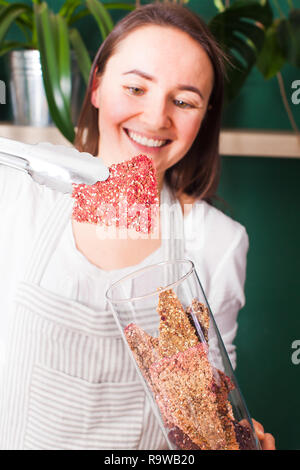 Dehydriert raw vegan trockenem Brot mit Rote Bete und Sesam Stockfoto