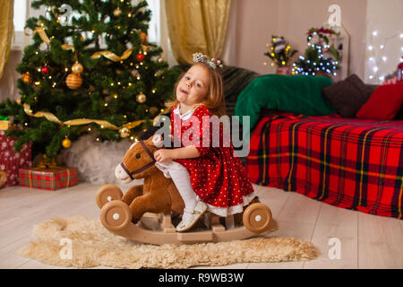 Kleines Mädchen Schwingen auf der rockigen Hors Stockfoto