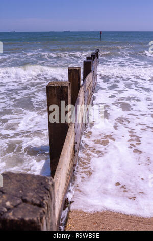 Groyne am Yaverland, Sandown Bay, Sandown, Isle of Wight, Großbritannien Stockfoto