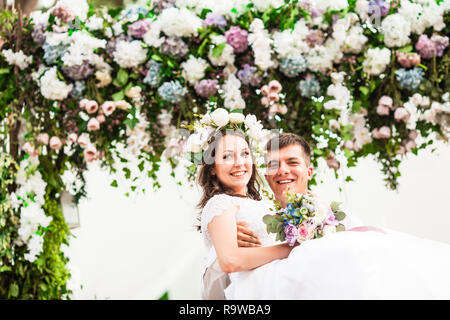 Happy Wedding Day unter der Blume arch Stockfoto