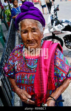 Eine alte Guatemaltekischen Frau in Tracht gekleidet Stockfoto