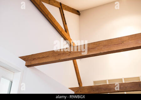 Holz- Design. Holzbalken an der Decke als gestalterisches Element. Modernes Interieur. Stockfoto