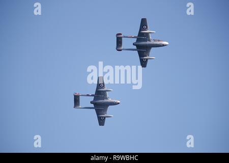 Paar von de Havilland Vampire Jets, die von der norwegischen Luftwaffe historische Squadron betrieben fliegen an der Bournemouth Air Festival 2018 Stockfoto