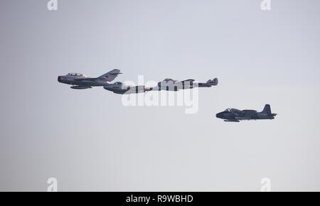 Mig15, BAC Strikemaster und ein paar Vampire strahlen eine einzigartige Flypast an der Bournemouth Air Festival 2018 Stockfoto