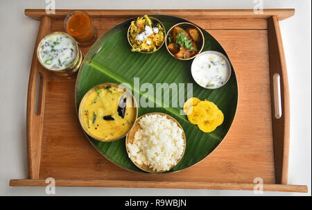 Traditionelle Kerala vegetarische Gerichte in Banana Leaf, Kerala, Indien Stockfoto