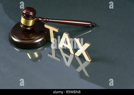 Steuerrecht Konzept. Wort Steuer mit Hammer und Geld auf den Tisch. Stockfoto