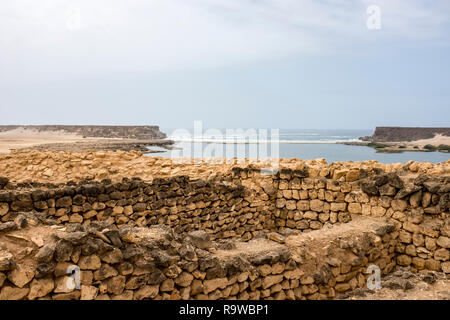 Ruinen am Sumhuram Archäologischen Park in der Nähe von Salalah im Süden des Oman. Sumhuram war einmal ein Port für die alten Weihrauch Handel. Stockfoto