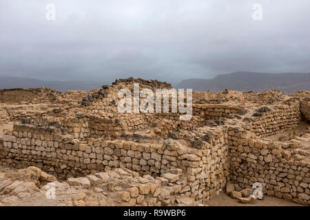 Ruinen am Sumhuram Archäologischen Park in der Nähe von Salalah im Süden des Oman. Sumhuram war einmal ein Port für die alten Weihrauch Handel. Stockfoto