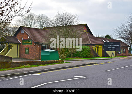 Die beiden Brauereien ist ein beliebter Public House auf der Großwohnsiedlung der Brackla auf der östlichen Seite von Bridgend. Stockfoto