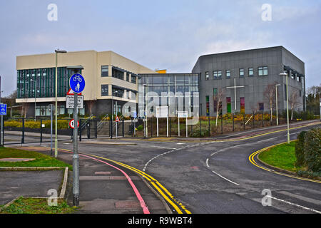 Den vorderen und den Haupteingang der Erzbischof McGrath Römisch-katholische Gesamtschule. Es ist auf brackla Wohnsiedlung befindet. Bridgend, Wales Stockfoto