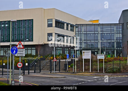 Den vorderen und den Haupteingang der Erzbischof McGrath Römisch-katholische Gesamtschule. Es ist auf brackla Wohnsiedlung befindet. Bridgend, Wales Stockfoto