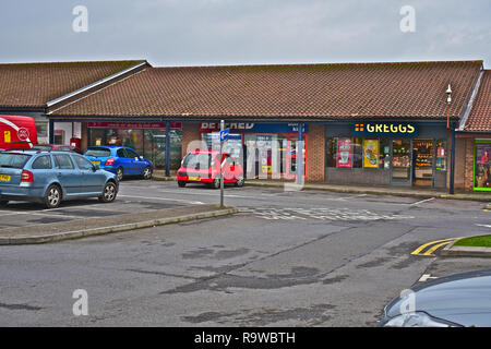 Die beliebte Fußgängerzone auf brackla Wohnsiedlung. Bridgend lokal bekannt als "Das Dreieck". Es enthält mehrere Geschäfte und ein Co-op-Supermarkt. Stockfoto