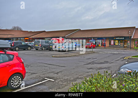 Die beliebte Fußgängerzone auf brackla Wohnsiedlung. Bridgend lokal bekannt als "Das Dreieck". Es enthält mehrere Geschäfte und ein Co-op-Supermarkt. Stockfoto