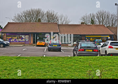 Die beliebte Fußgängerzone auf brackla Wohnsiedlung. Bridgend lokal bekannt als "Das Dreieck". Es enthält mehrere Geschäfte und ein Co-op-Supermarkt. Stockfoto