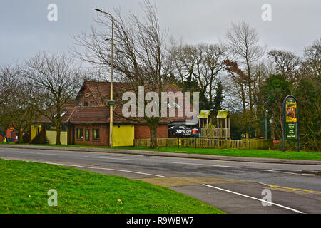 Die beiden Brauereien ist ein beliebter Public House auf der Großwohnsiedlung der Brackla auf der östlichen Seite von Bridgend. Stockfoto