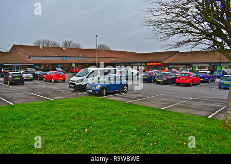 Die beliebte Fußgängerzone auf brackla Wohnsiedlung. Bridgend lokal bekannt als "Das Dreieck". Es enthält mehrere Geschäfte und ein Co-op-Supermarkt. Stockfoto