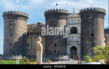 Das Castel Nuovo, eine mittelalterliche Festung mit einem Renaissance Triumphbogen. Die Startseite von Neapel Civic Museum. Auf der Piazza del Municipio, Neapel, Italien. Stockfoto