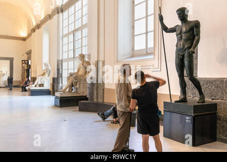 Die Besucher, die in der Römischen Zeit Skulpturen im Nationalen Archäologischen Museum in Neapel, Italien. Stockfoto