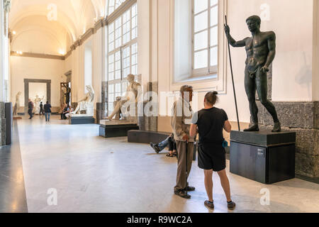Die Besucher, die in der Römischen Zeit Skulpturen im Nationalen Archäologischen Museum in Neapel, Italien. Stockfoto