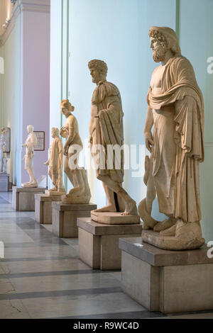 Römische Zeit Skulpturen auf dem Display im Nationalen Archäologischen Museum in Neapel, Italien. Stockfoto