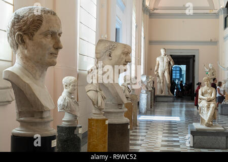 Römische Zeit Skulpturen auf dem Display im Nationalen Archäologischen Museum in Neapel, Italien. Stockfoto