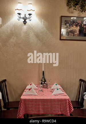 Innenraum der traditionellen italienischen Restaurant mit rot-weiß karierten Tischdecken in Lancaster, Großbritannien Stockfoto