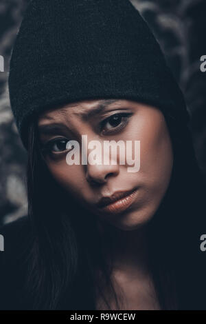 Portrait von asiatische junge Frau im Wool Cap Stockfoto