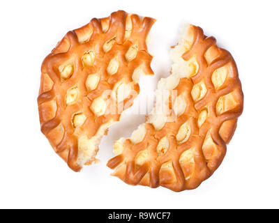 Stück großes Cottage cheese Pie isoliert auf weißem Stockfoto