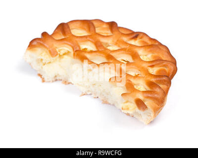 Stück großes Cottage cheese Pie isoliert auf weißem Stockfoto
