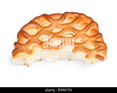 Stück großes Cottage cheese Pie isoliert auf weißem Stockfoto