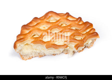 Stück großes Cottage cheese Pie isoliert auf weißem Stockfoto