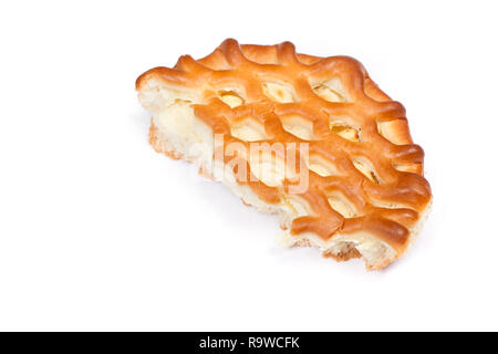 Stück großes Cottage cheese Pie isoliert auf weißem Stockfoto