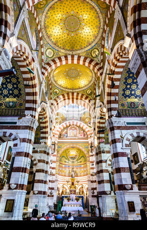 Die reich verzierten Decke des Kirchenschiffes der Basilika Notre-Dame de la Garde in Marseille, Frankreich, mit einer Statue der Madonna und Kind über dem Altar. Stockfoto