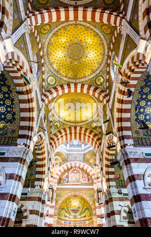 Die reich verzierten Decke des Kirchenschiffes der Basilika Notre-Dame de la Garde in Marseille, Frankreich, mit einer Statue der Madonna und Kind über dem Altar. Stockfoto