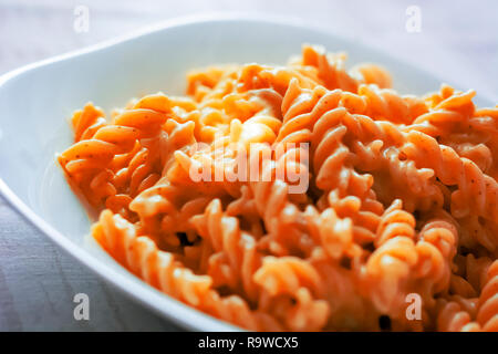 Nahaufnahme von einer Platte mit Fusilli mit roter Tomatensoße. Italienische Küche Stockfoto